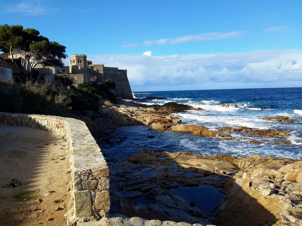 Citadelle d’Algajola face à la mer