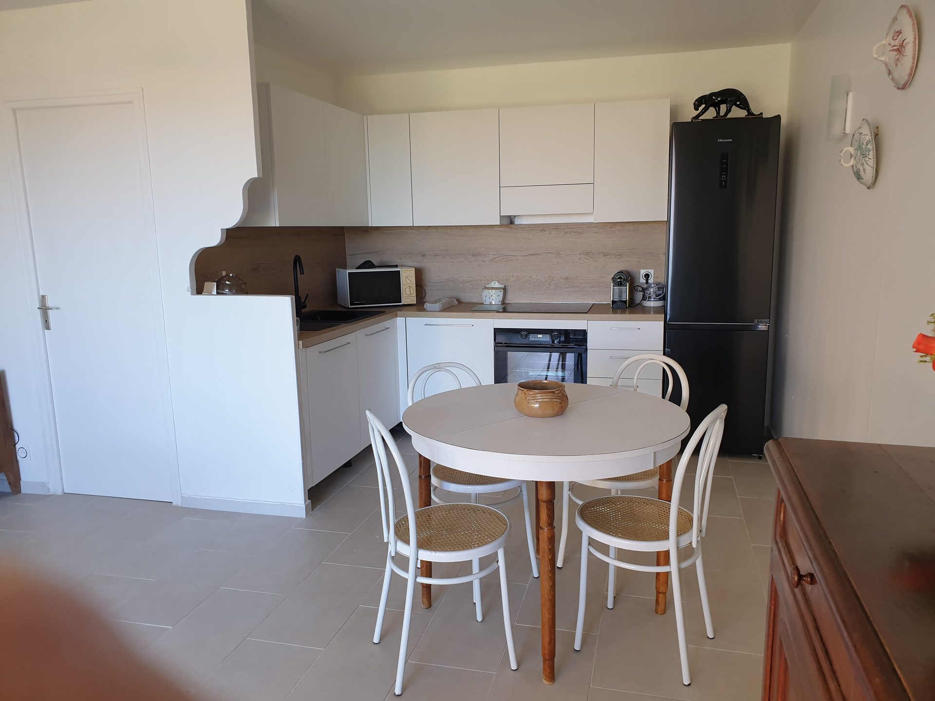 Kitchen and dining area of the Bagatelle apartment in Monticello
