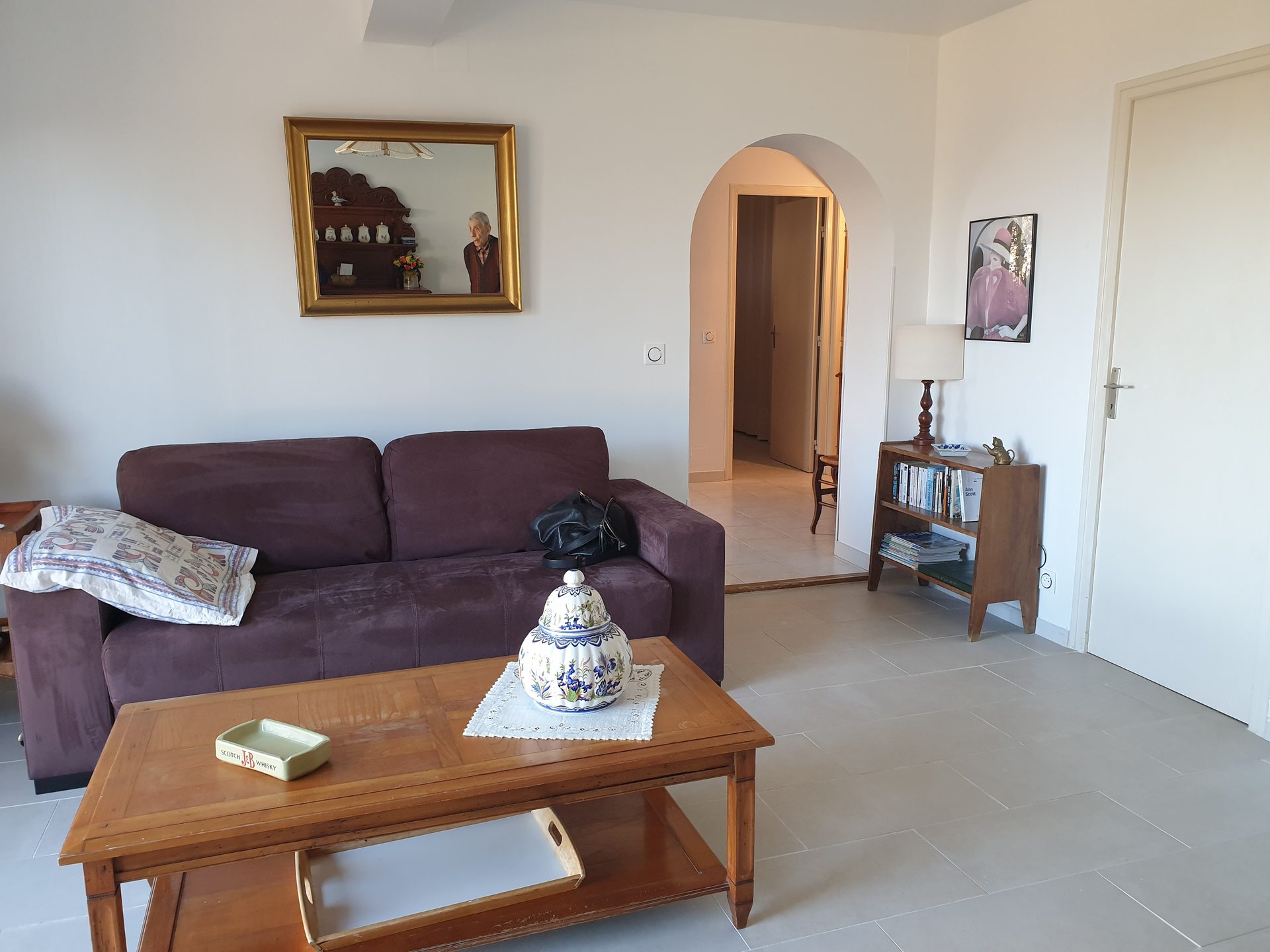 Living room of Bagatelle with sofa and coffee table