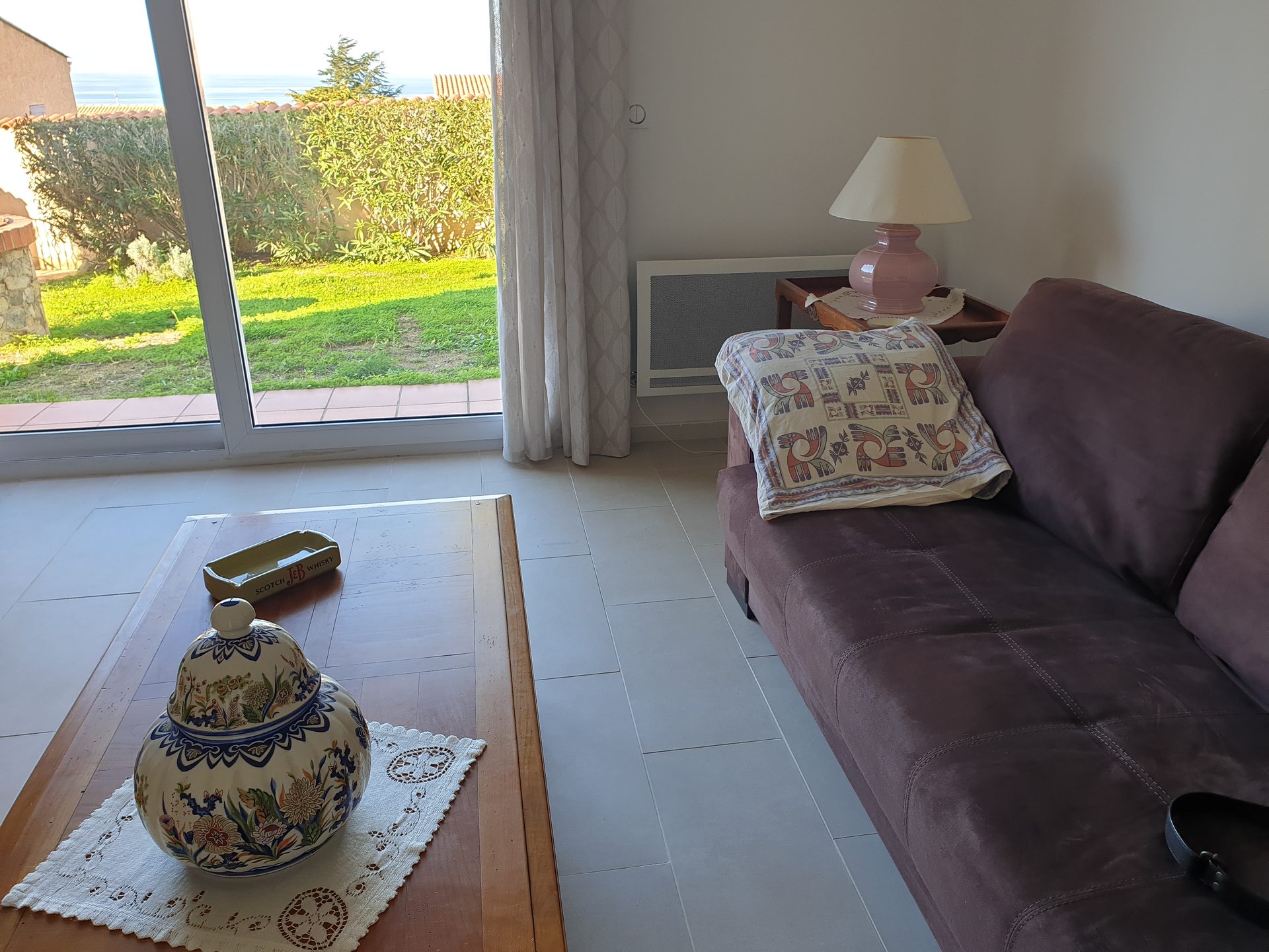 Living room of Bagatelle with access to the outside