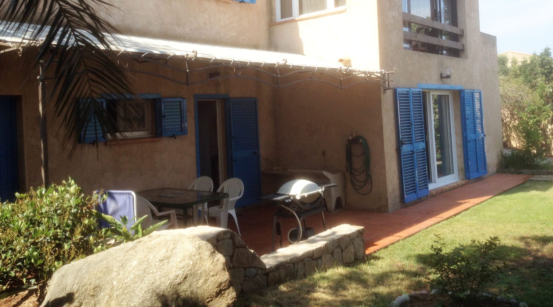 Entrance and terrace of the Bagatelle apartment