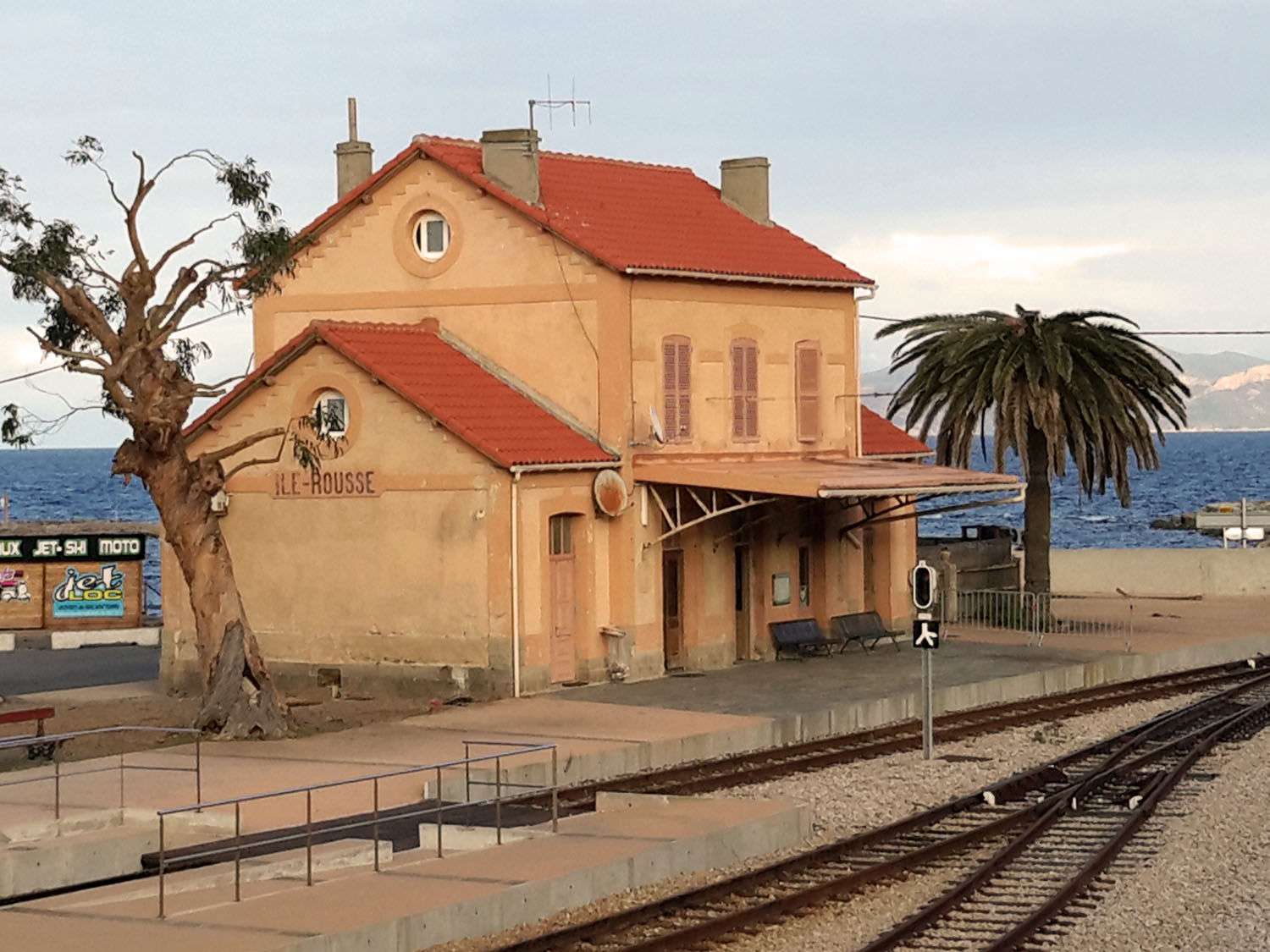 Ancienne gare de l’Île-Rousse près des voies ferrées