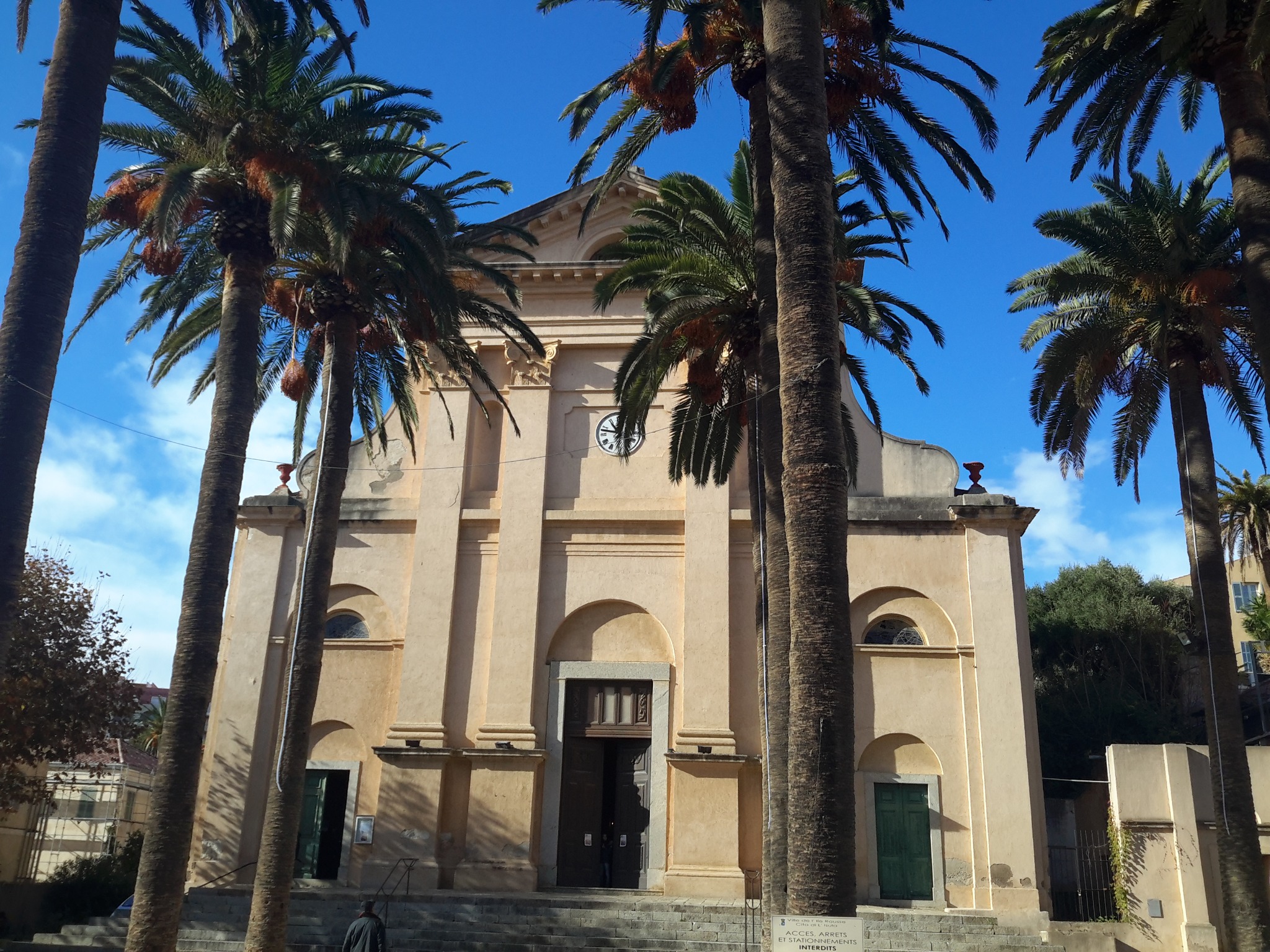 Église de l’Île-Rousse encadrée de grands palmiers