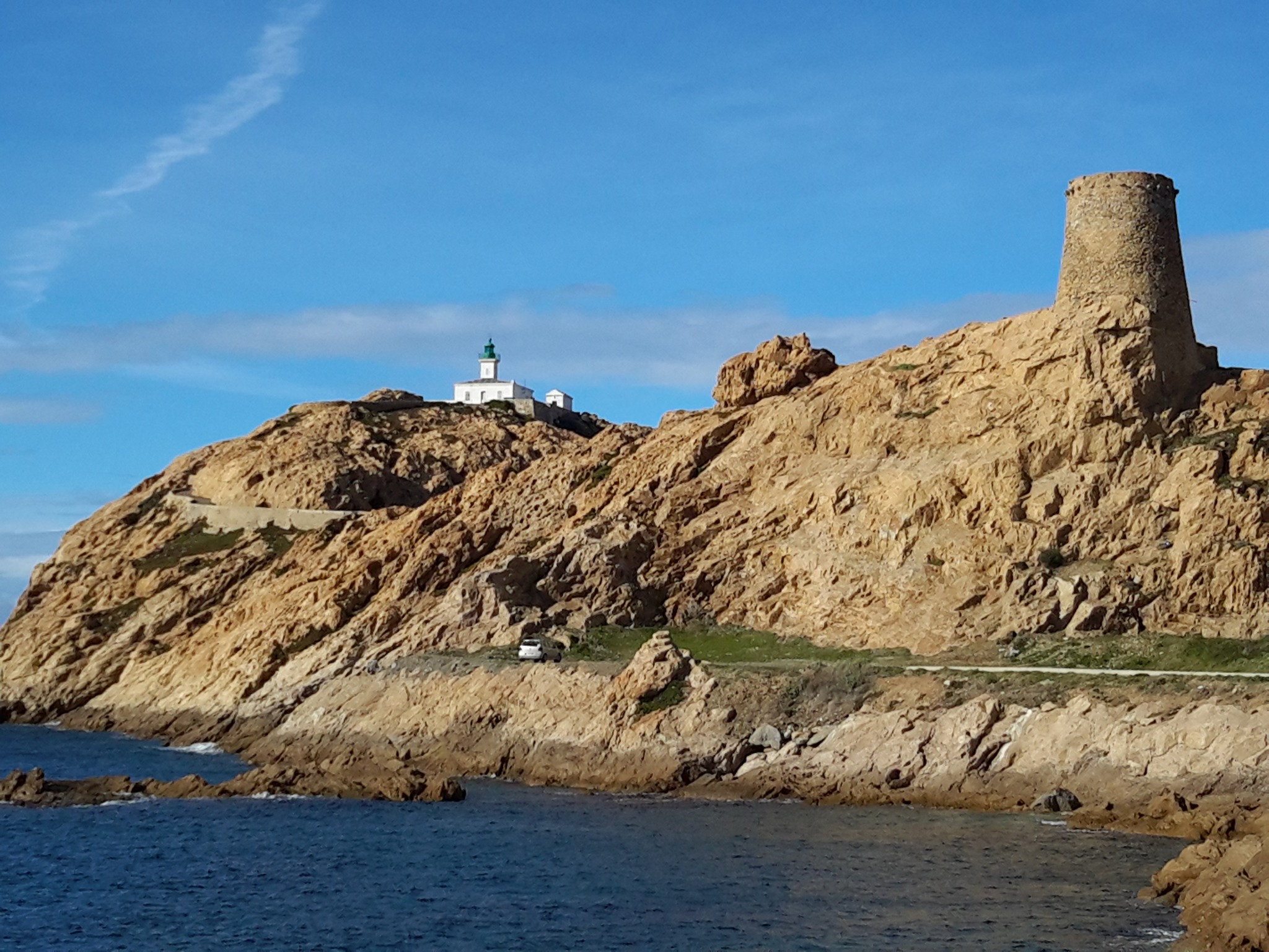 Phare et tour sur les rochers de l’Île-Rousse