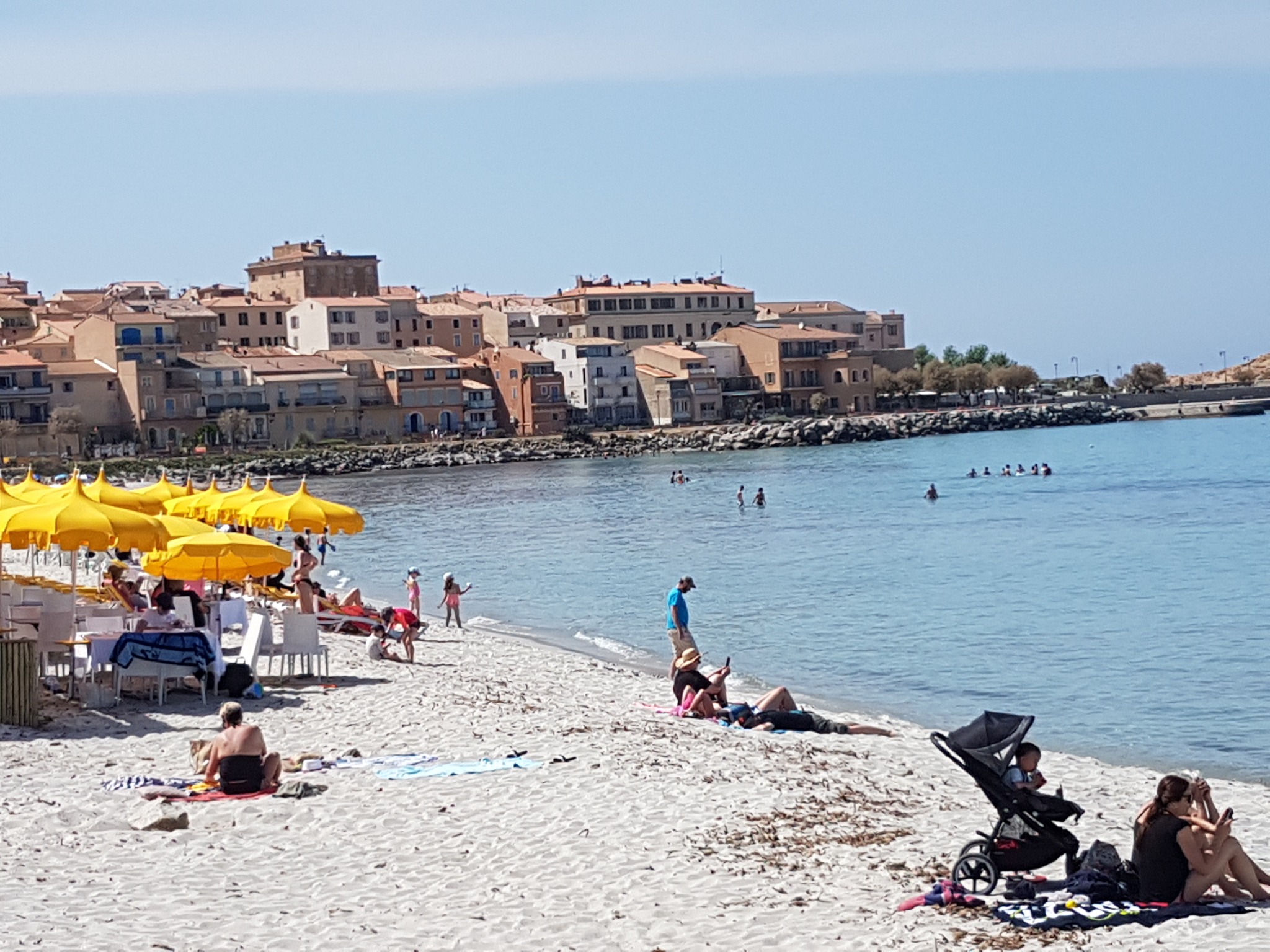 Plage de l’Île-Rousse et façades de la ville en arrière-plan