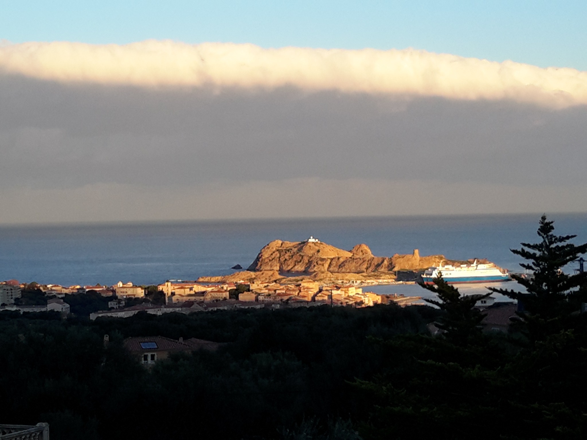 Le port de l’Île-Rousse baigné par la lumière du soir