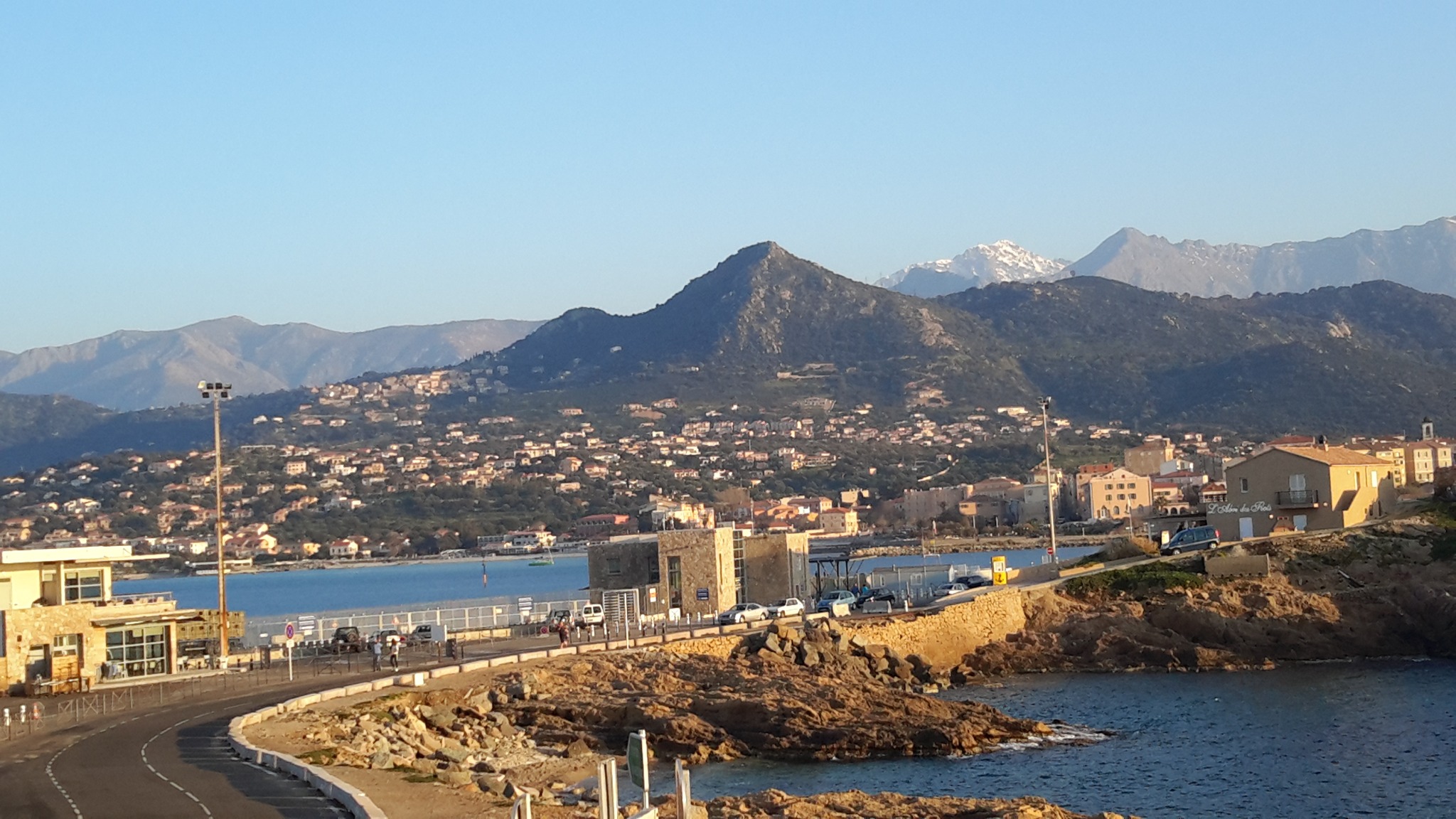 Vue sur le littoral de l’Île-Rousse et les montagnes de Balagne