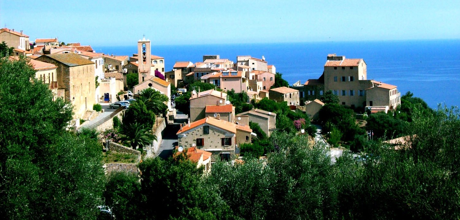 Vue sur le village de Monticello, son clocher et la mer