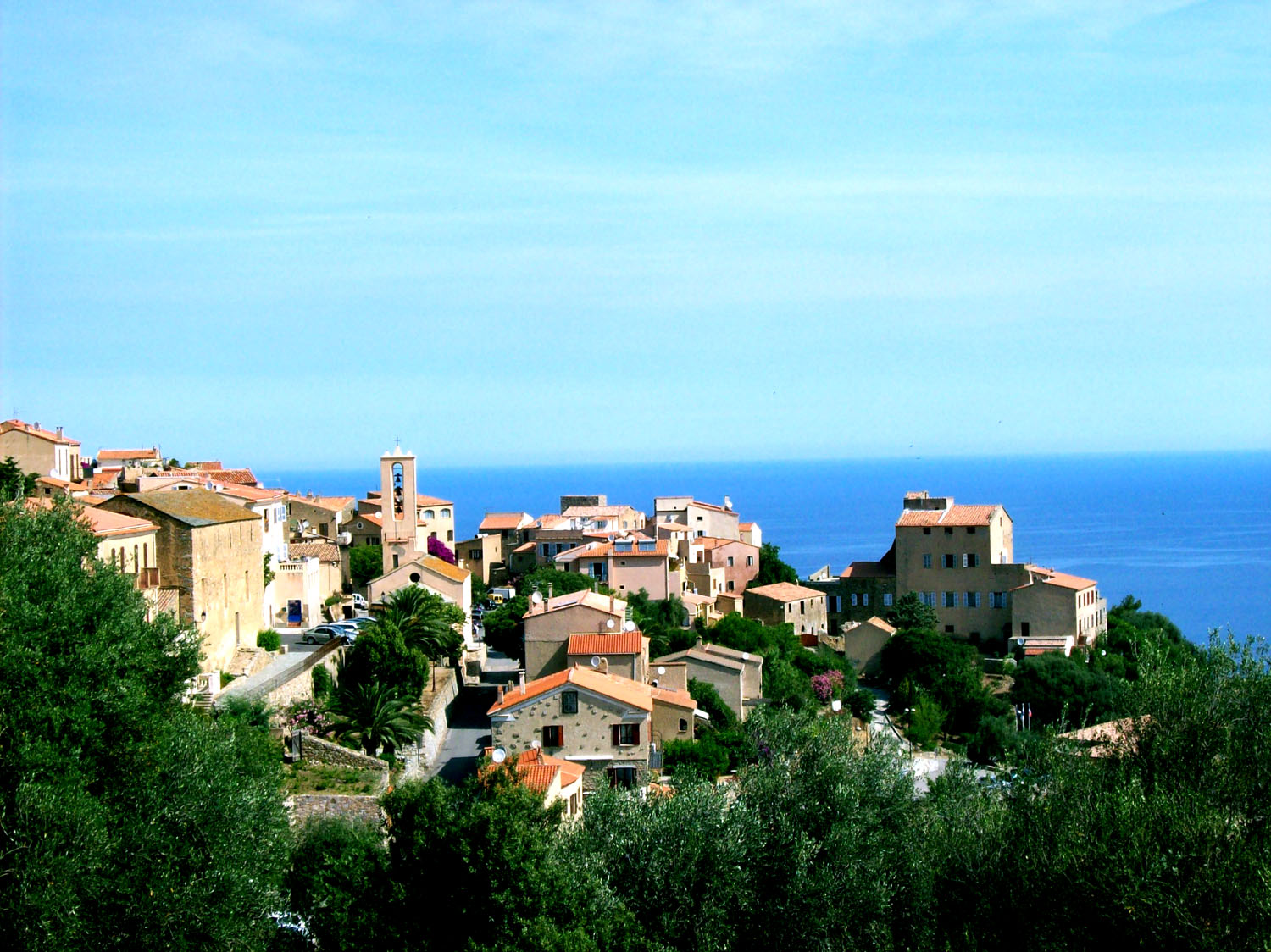 Vue sur le village de Monticello, son clocher et la mer