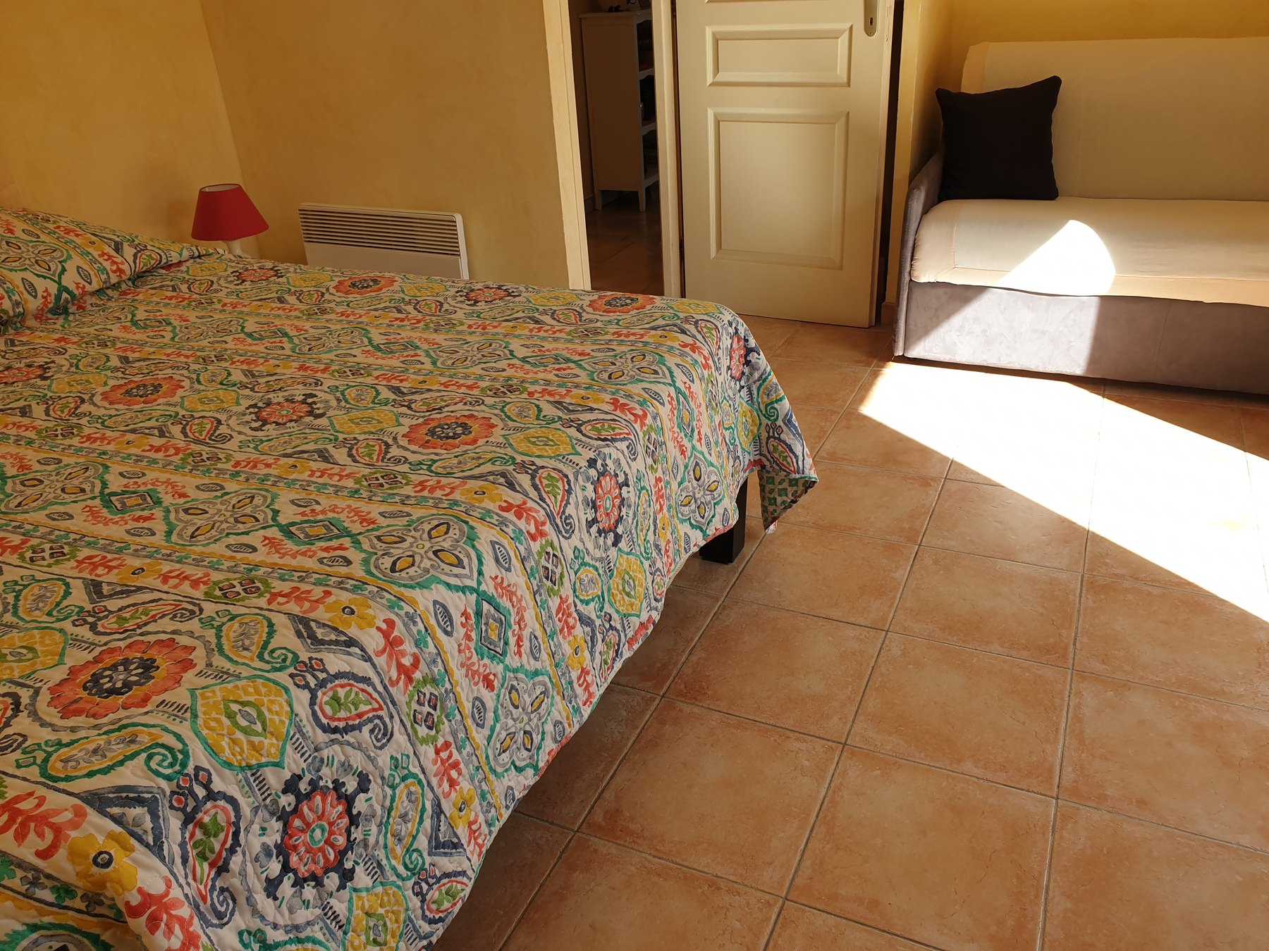 Canapé-lit dans la chambre de NewJade