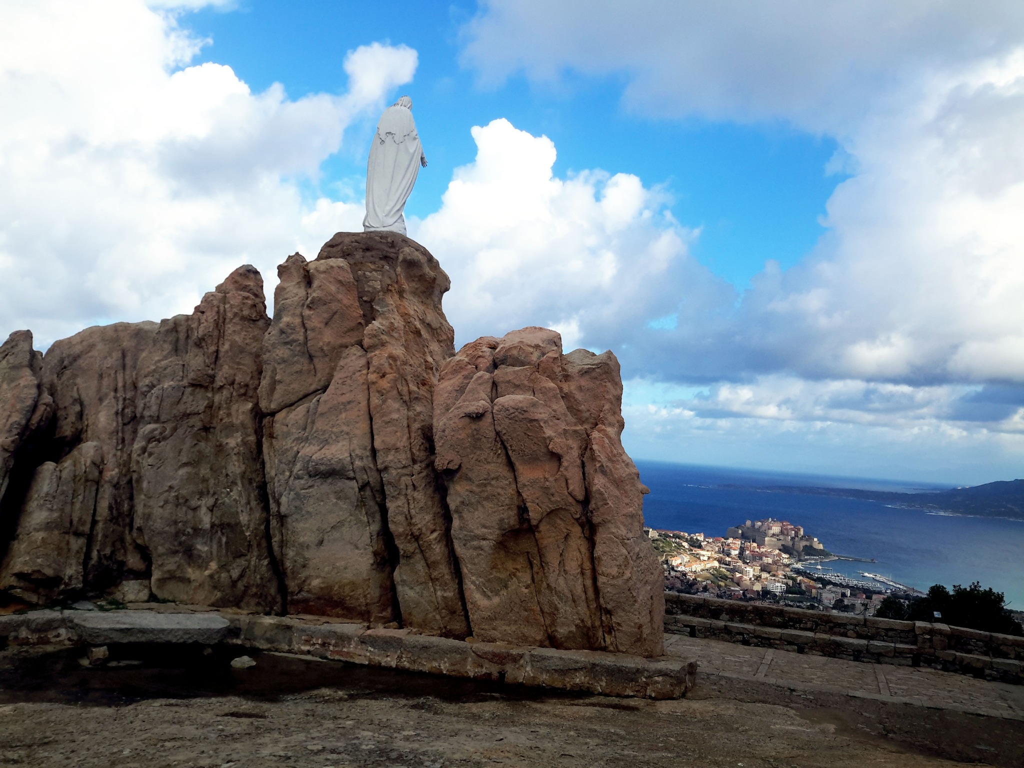 Statue de Notre-Dame de la Serra sur son promontoire rocheux